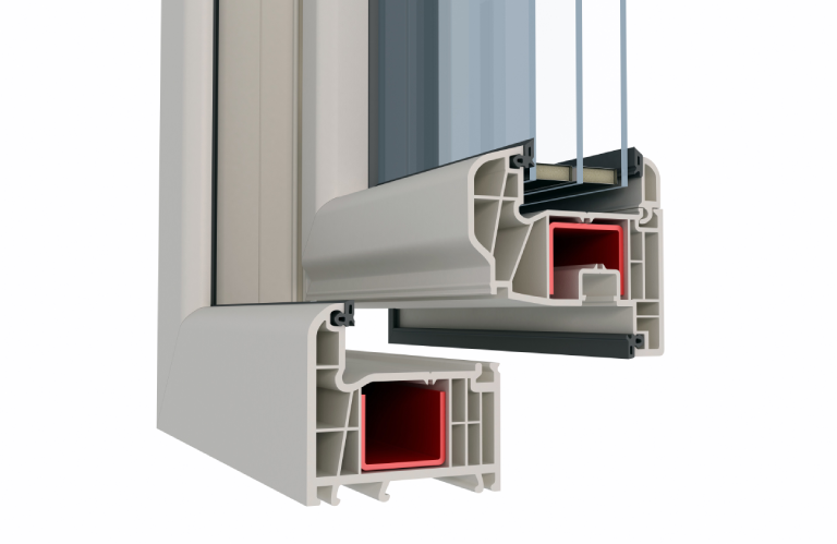 mężczyzna montuje roletę